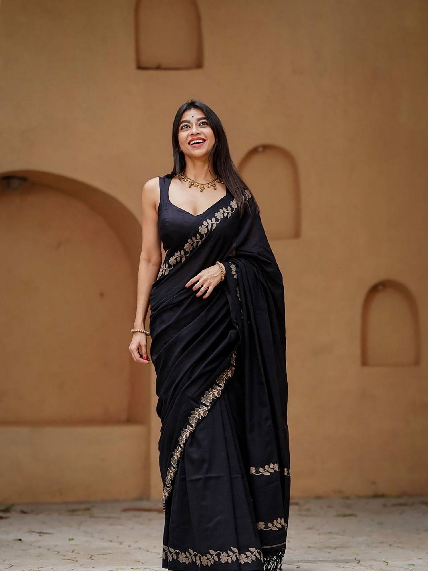 AMRUTKALA SAREES Black Designer Linen Printed Saree with Unstitched Blouse